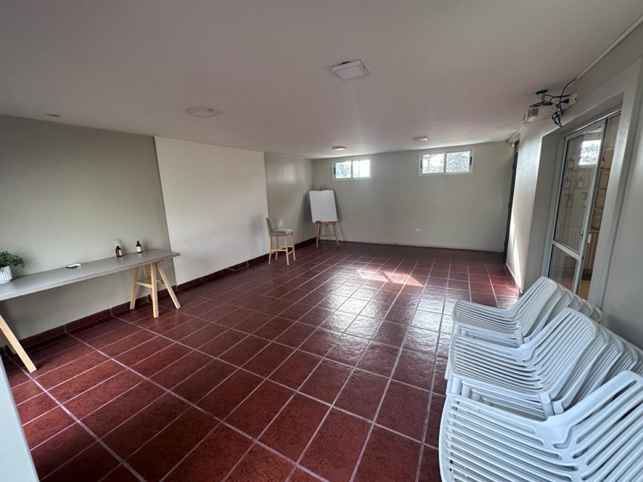 Casa a metros de Av. Aconquija ideal para emprendimiento comercial